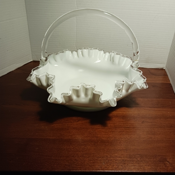 Fenton White Silvercrest bridal basket with handle 11" across EXC - Picture 2 of 6